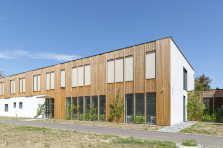 : Nerezové siete X-TEND ako odolná a bezúdržbová treláž pre zeleň (Elementary School, Trnava).