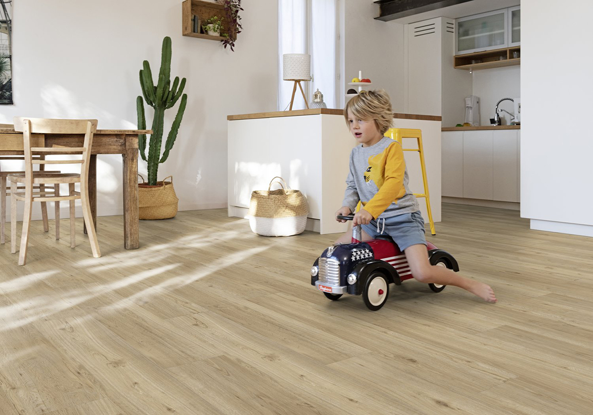  Súčasná generácia zámkových rigidných vinylových dielcov Creation SOLID CLIC priniesla optimálnu rovnováhu medzi rigidnou a komfortnou zónou