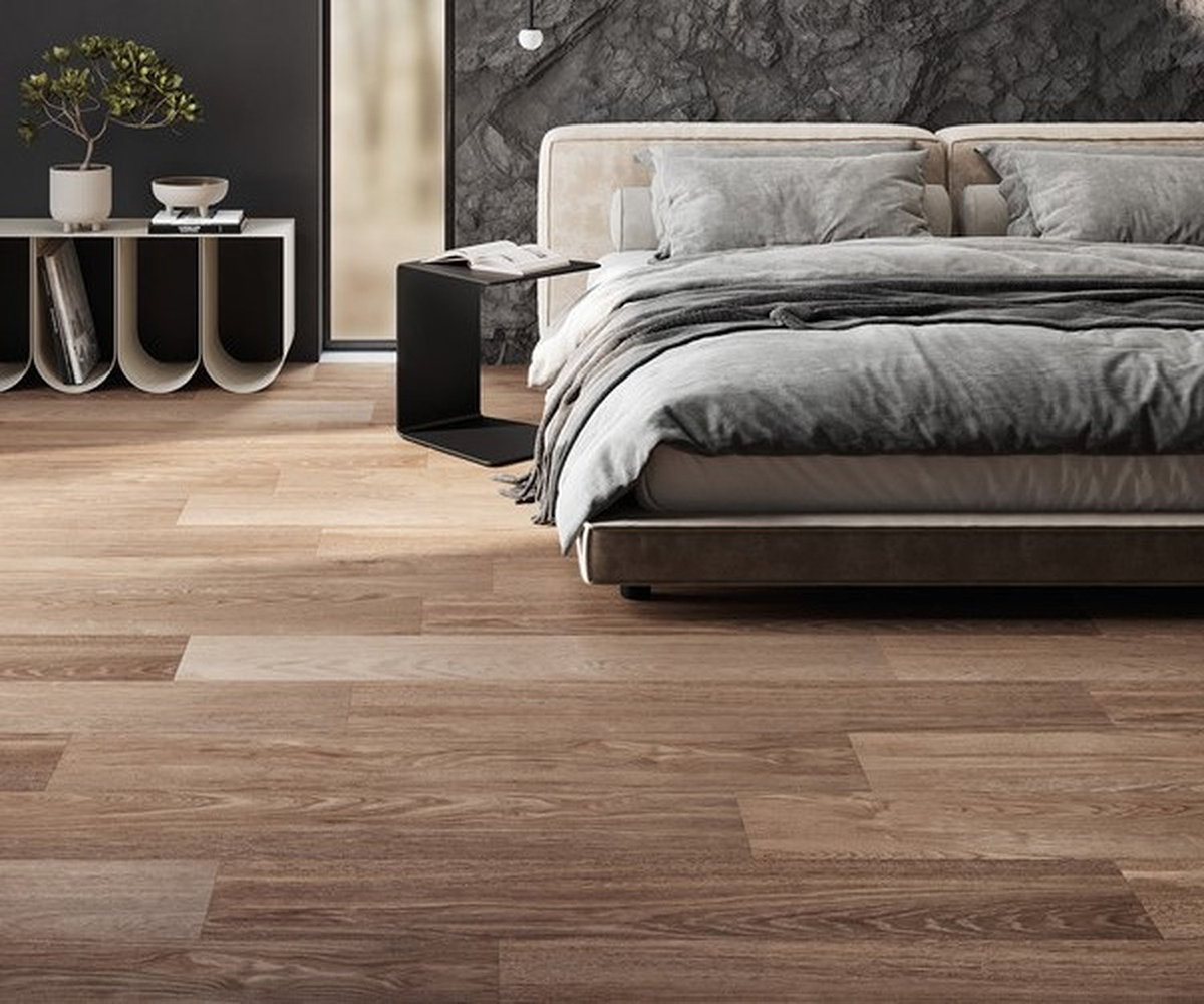 Vinylové dielce Gerflor SOLID CLIC ocenia aj zákazníci, ktorým nie je ľahostajné, čo nové výrobky do vzduchu miestnosti vypúšťajú: TVOC po 28 dňoch je menší ako 10µg/m3 a garantuje najlepšiu kvalitu vnútorného prostredia.