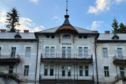 Hotel Dukla v Bardejove s vymenenou strechou.