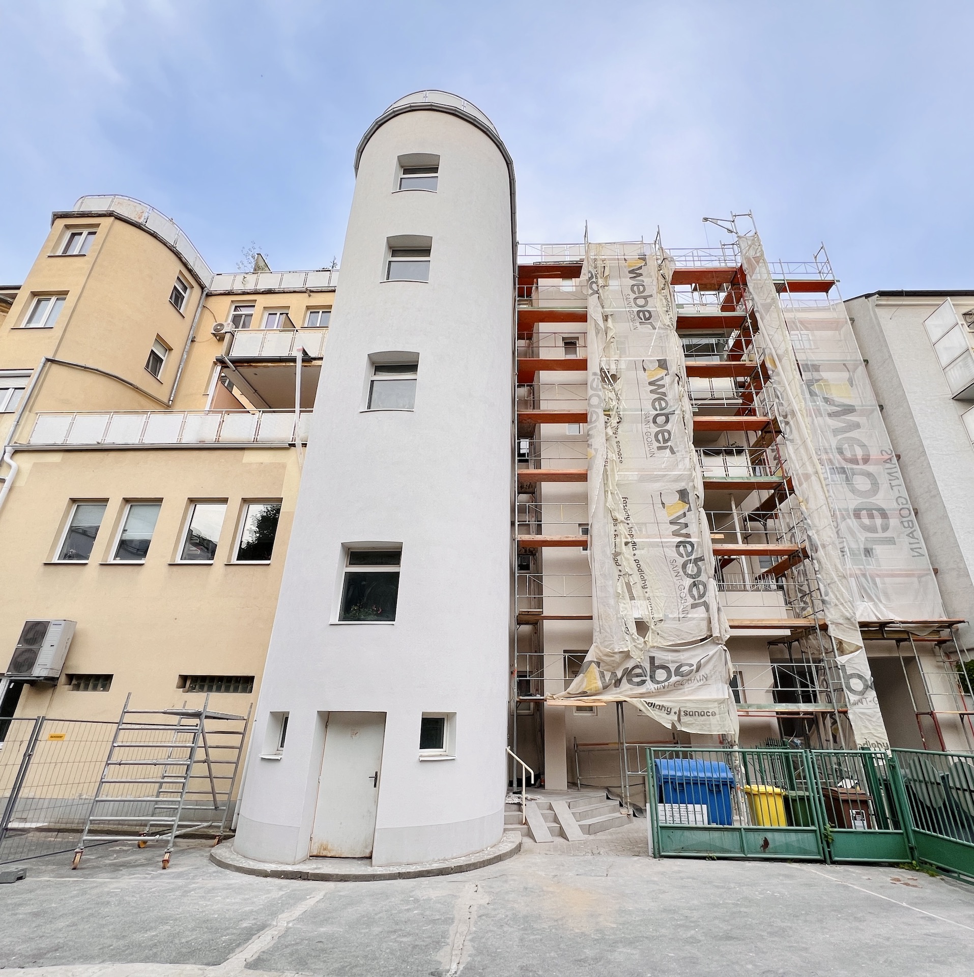 Rekonštrukcia rožného objektu na Špitálskej 53 - časť vo dvore je už obnovená