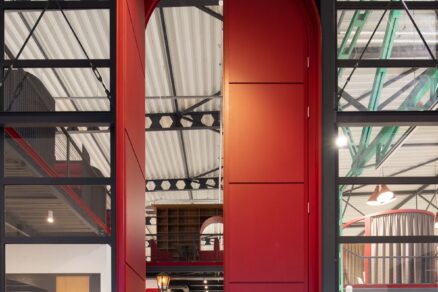 Do otvorenej haly vedie dvojkrídlový portál na celú výšku priestoru, 6,5-metrové červené vstupné dvere odkazujú na knihu Alica v krajine zázrakov.
