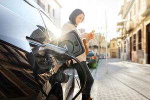 IEA odhaduje, že v roku 2035 už auto so spaľovacím motorom nezoženiete. Elektroautá prevalcujú trh