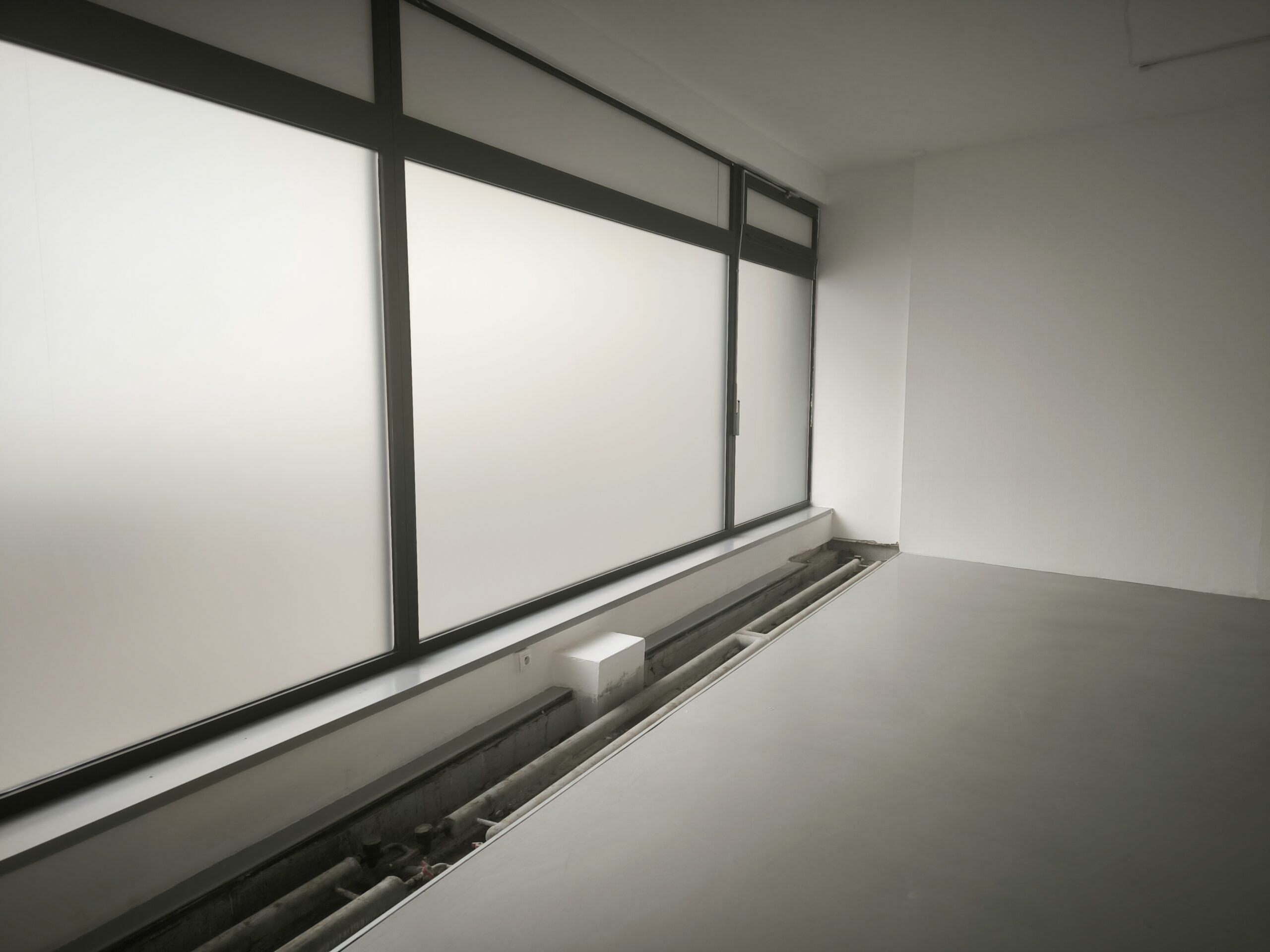 Odokryté potrubia na prízemí výstavných priestorov v Kunsthalle v Bratislave.