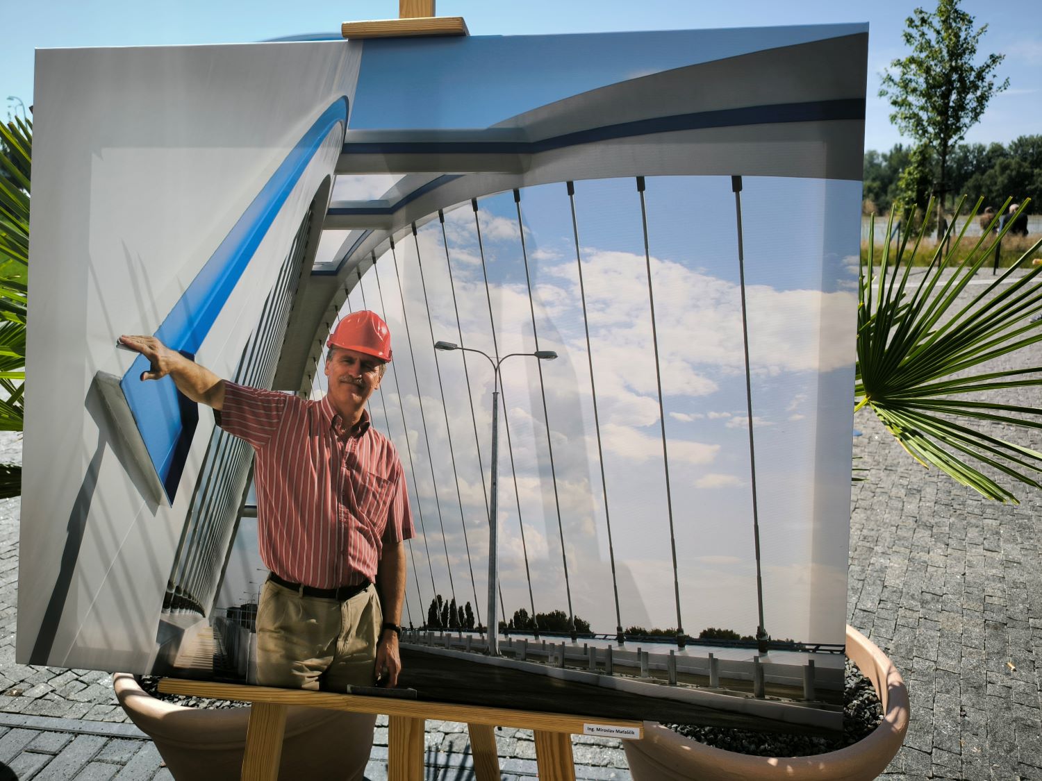 Na fotografii je hlavný projektant Mosta Apolla Miroslav Maťaščík. Súčasťou podujatia 7.júna bola výstava fotografií.