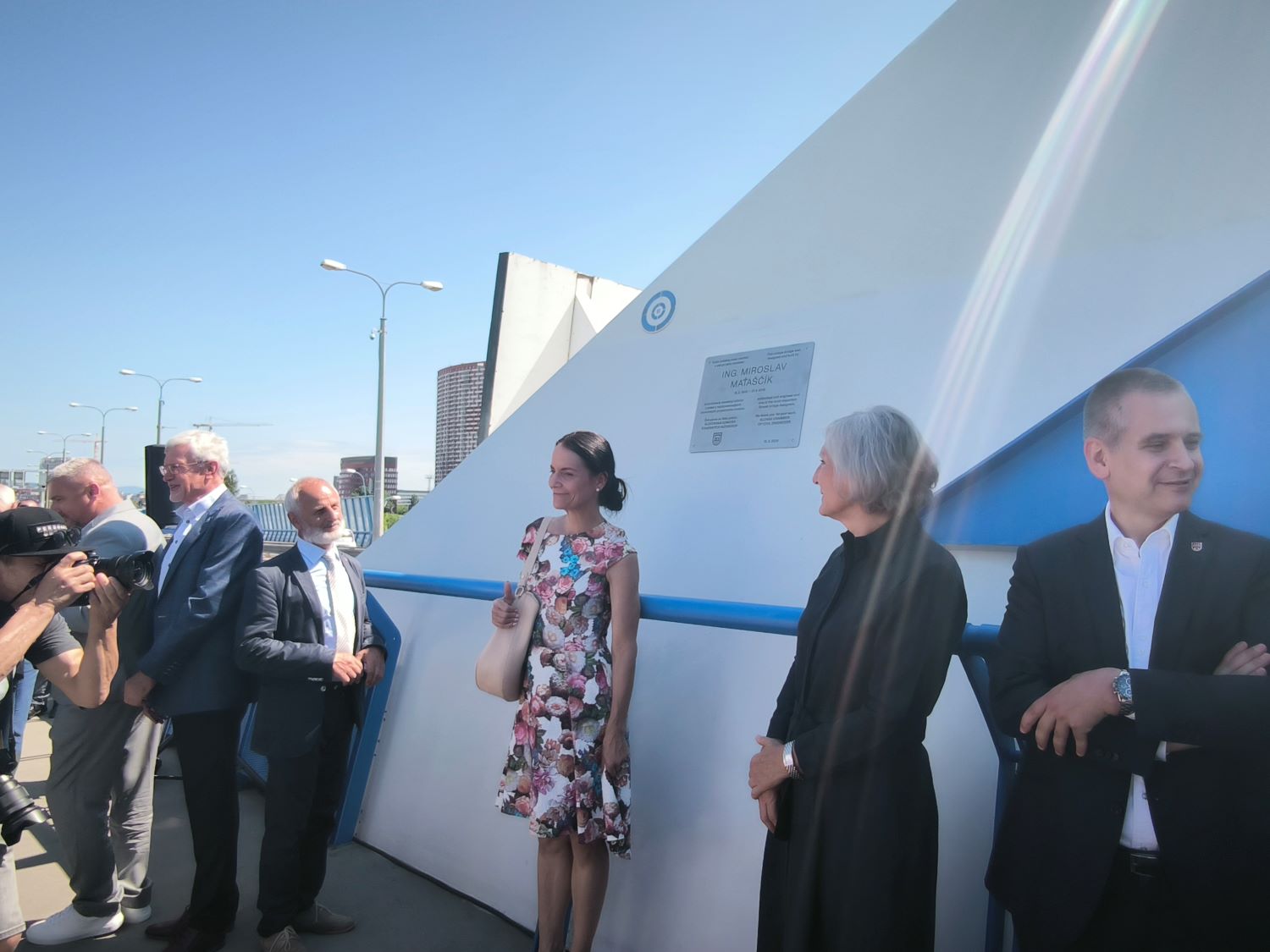 Natália Maťaščíková pod pamätnou tabuľou jej otca Miroslava, 7. júna 2024.