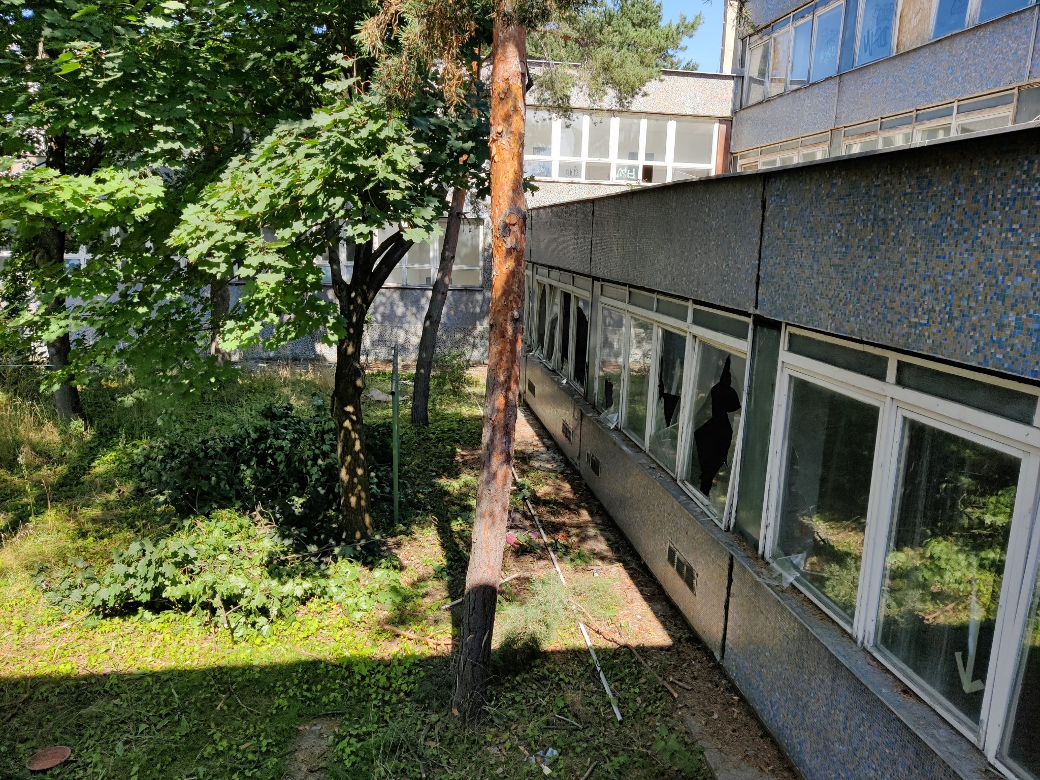Ruinózny stav školy pred rekonštrukciou