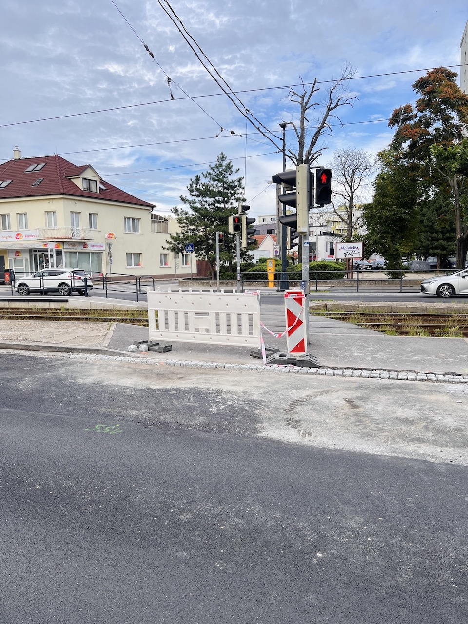 Práce na ceste a chodníku pri električkovej trati na Riazanskej ulici