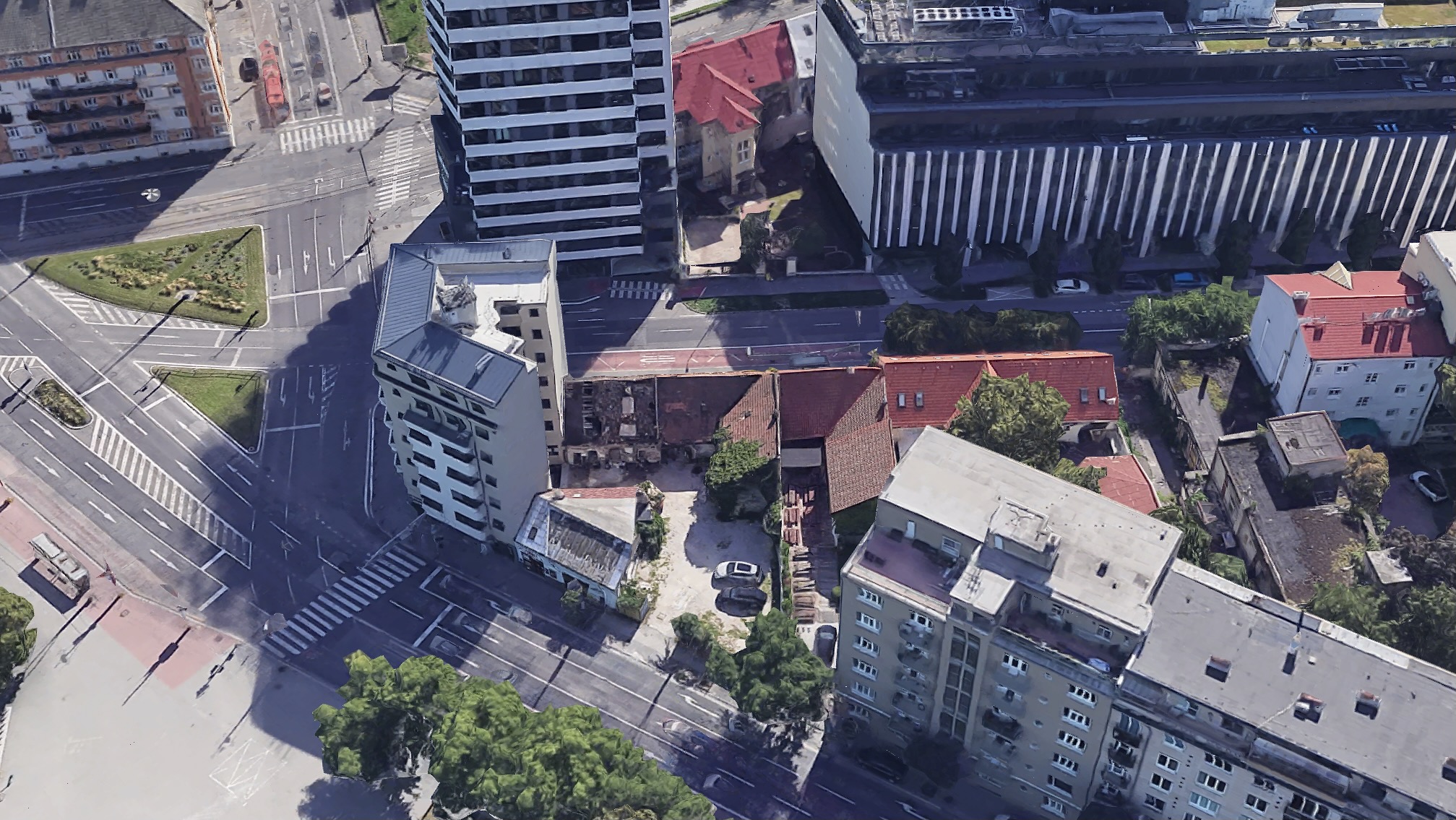 Projekt bytového domu bude sústredený pri Račianskom mýte, ale obraciať sa bude aj do rušnej Šancovej (dole) či pokojnejšej Mýtnej ulice (v strede). Parcela je dnes nezastavaná najmä pri Šancovej ulici, zo strany Mýtnej budú objekty asanované.