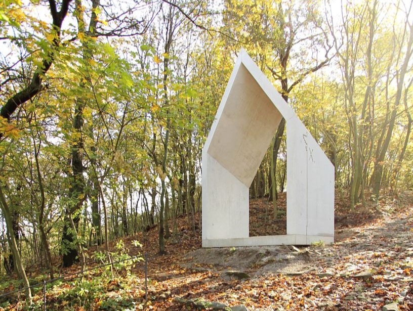Otvorenie symbolizuje dnešok, dnešného človeka medzi nebom a zemou.   