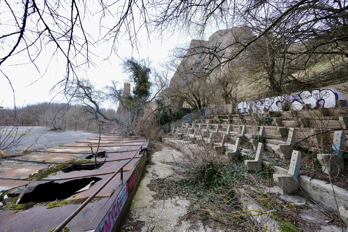 Amfiteáter pod Devínskym hradom v blízkosti Dunaja sa vrátil do správy hlavného mesta, ktoré má záujem ho obnoviť.