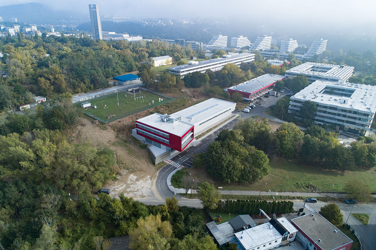 DJI Pavilón špičkových technológií Fakulty matematiky, fyziky a informatiky UK je umiestnený v západnej časti kampusu.HDR copy
