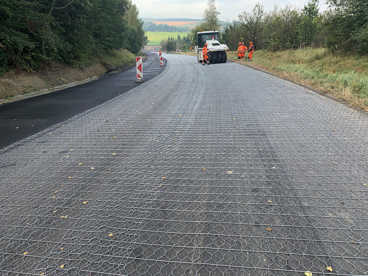 Ukladanie výstužnej siete RoadMesh® LG Omega na odfrézovanom podklade