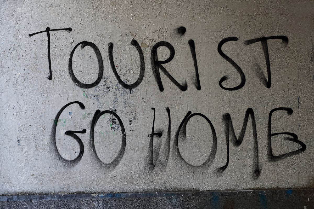 Na turistov vyháňajúce nápisy v Barcelone narazíte čoraz častejšie. 