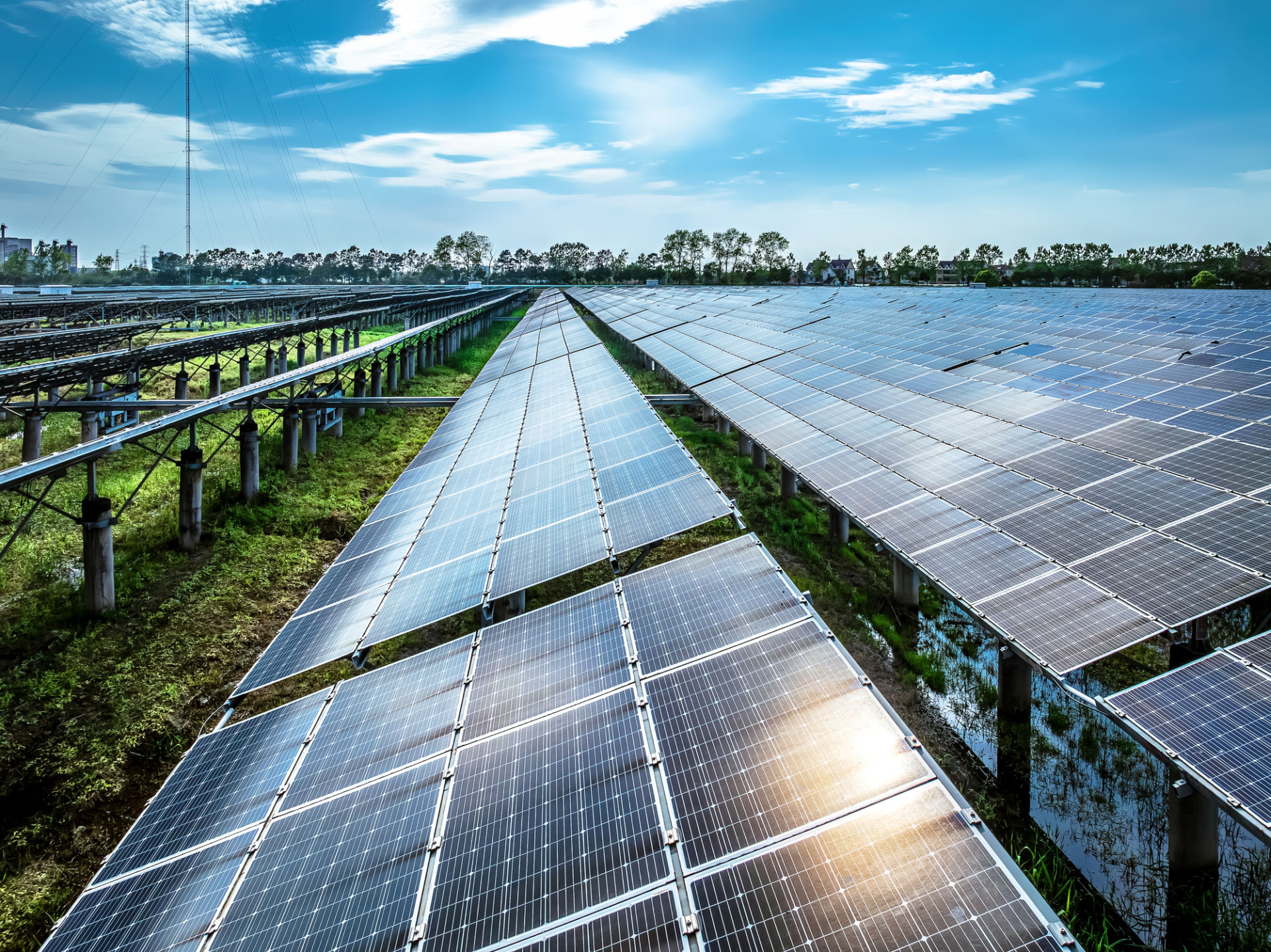 Čína buduje dvakrát väčšiu kapacitu veternej a solárnej energie ako zvyšok sveta dohromady.