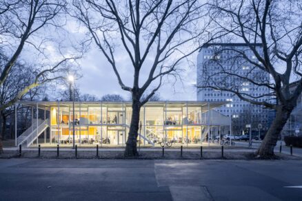 Zvonku pôsobí univerzitný pavilón maximálne jednoducho, jeho rafinovanosť sa ale ukrýva v detaile a v spôsobe uvažovania nad udržateľnosťou.