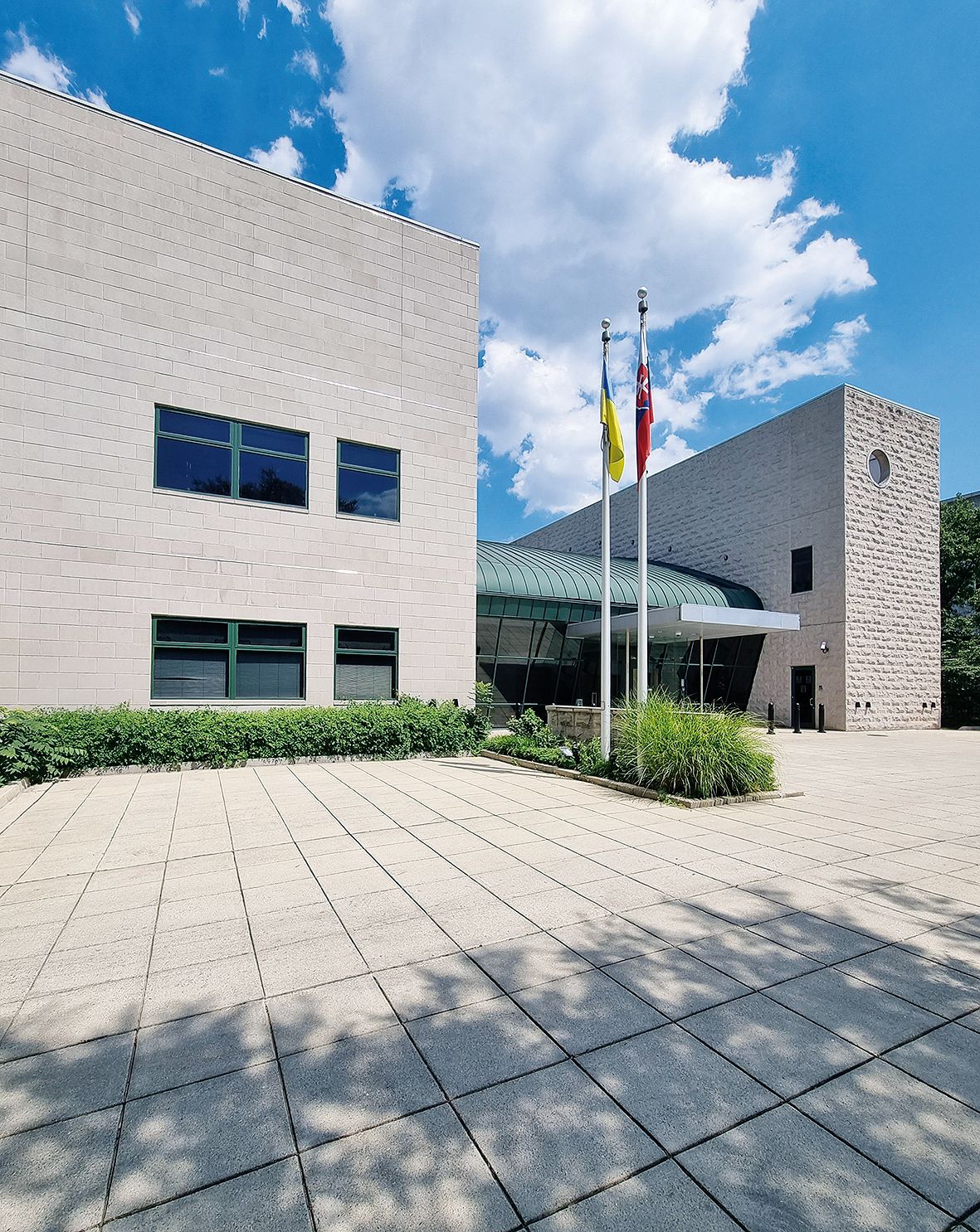 Veľvyslanectvo Slovenskej republiky, Washington, D.C. Autori: Michal Bogár, Dušan Fischer, Ľubomír Králik, Peter Lizon, Ľudovít Urban. 1. cena v architektonickej súťaži, 1995; realizácia, 2001. Foto: BOGÁR architekti, 2022. 