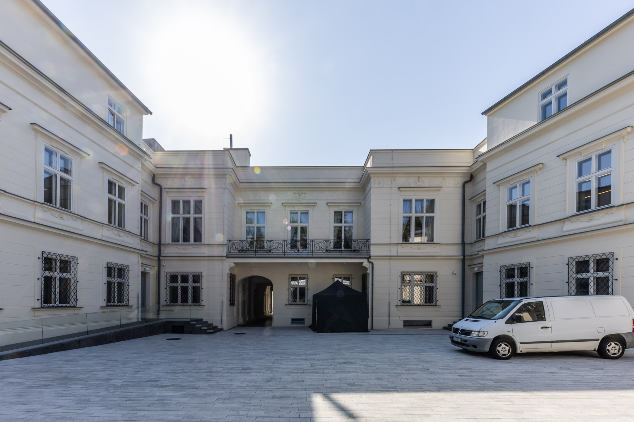 Zrekonštruovaný Georgievitsov palác, nazývaný Dom hudby - nádvorie