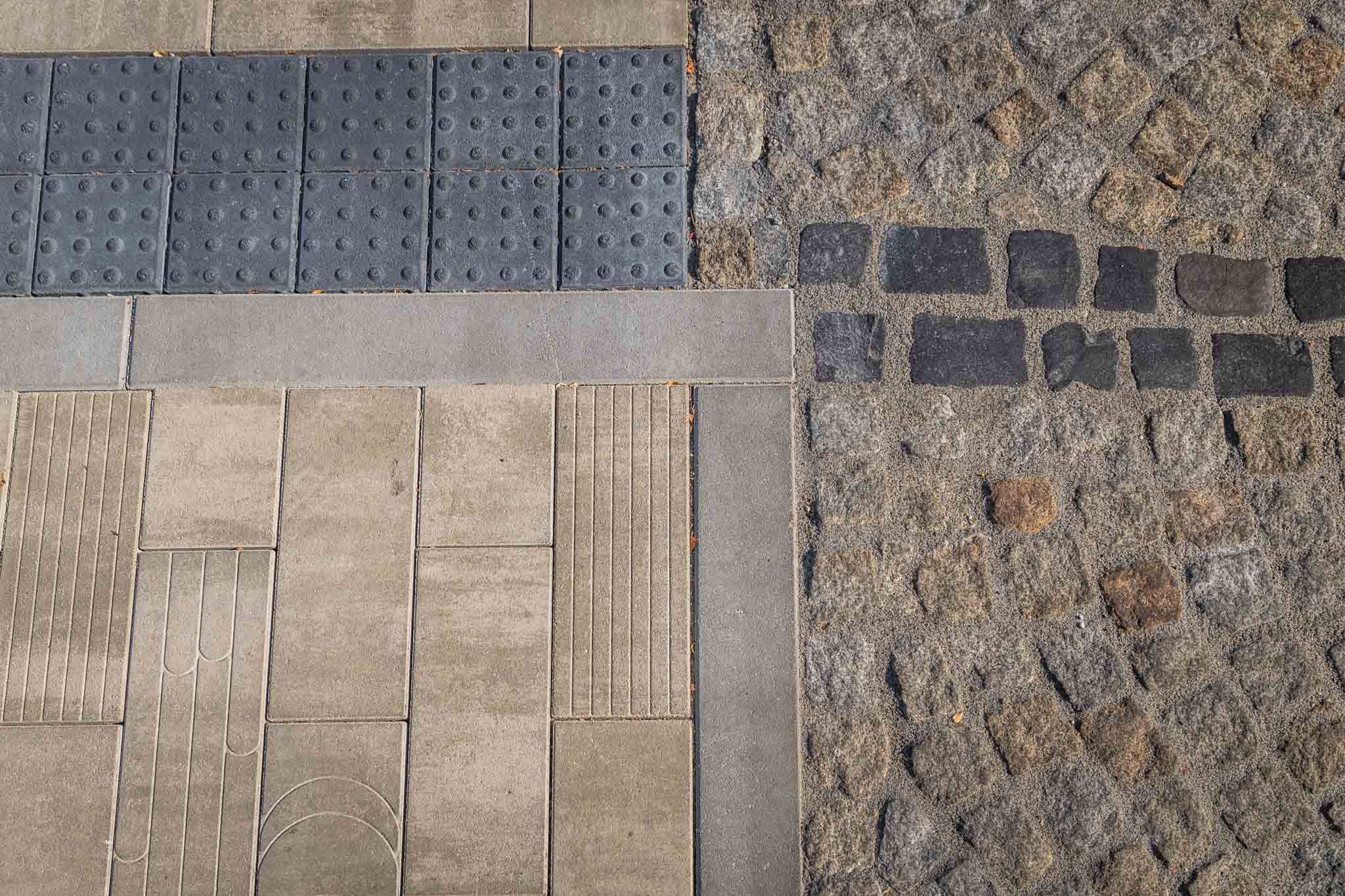Revitalizovaný priestor na Mudroňovej ulici v Starom Meste - detail viacerých dlažieb