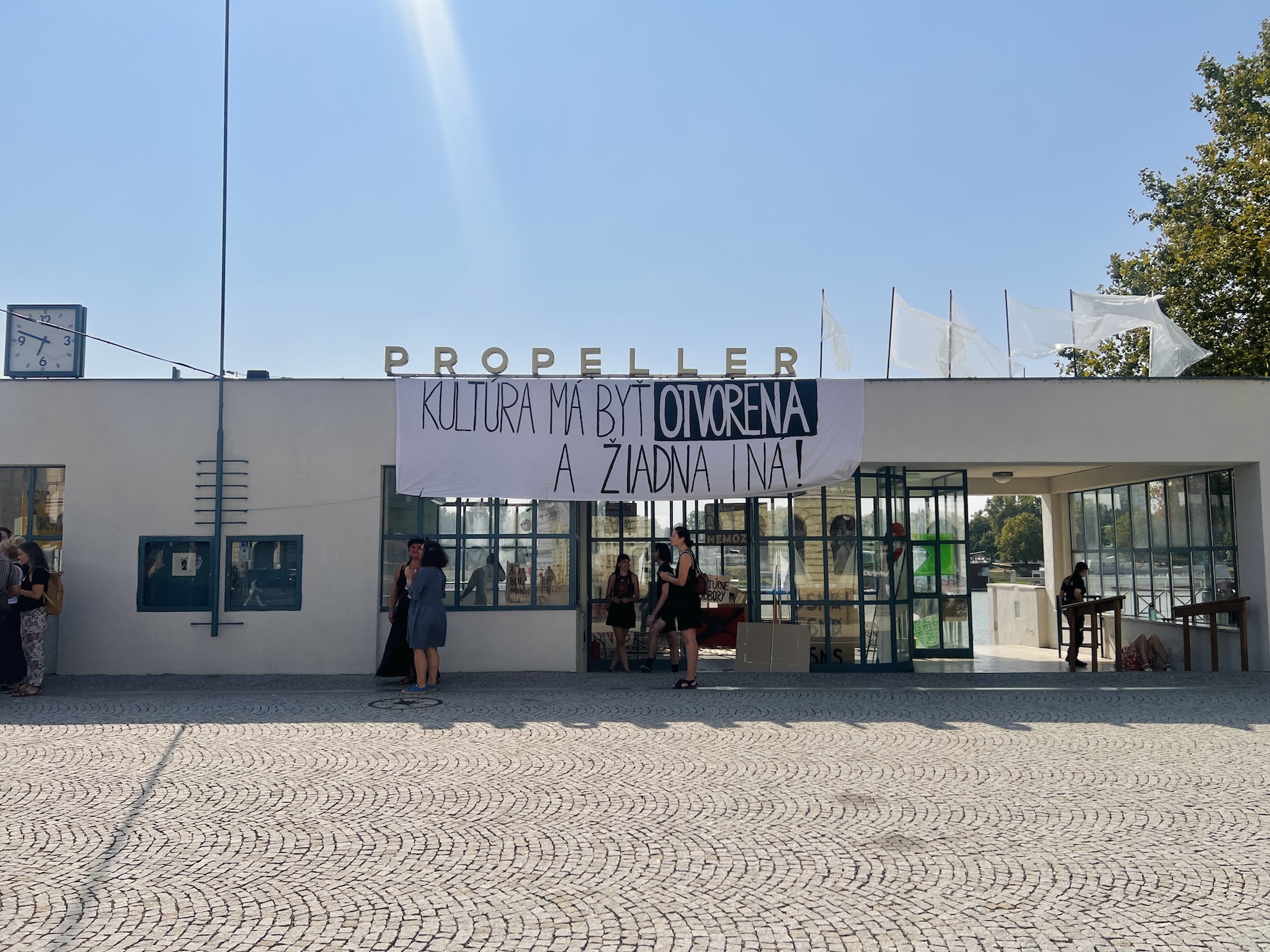 Na budove Propelera pribudol baner s nápisom „Kultúra má byť otvorená a žiadna iná"