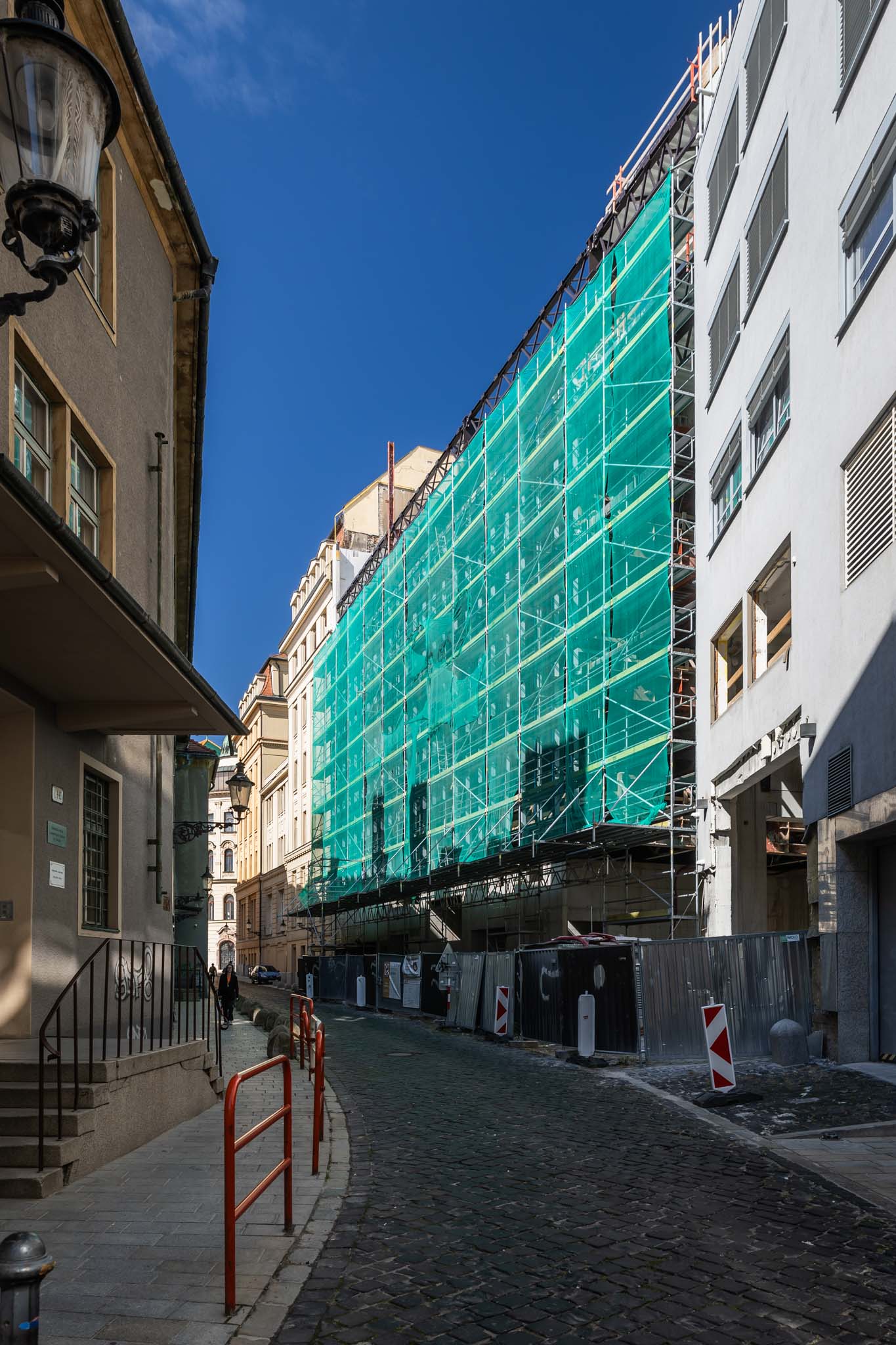 Aktuálne práce na rekonštrukcii Domu odievania – september 2024. Zadná strana objektu z Nedbalovej ulice