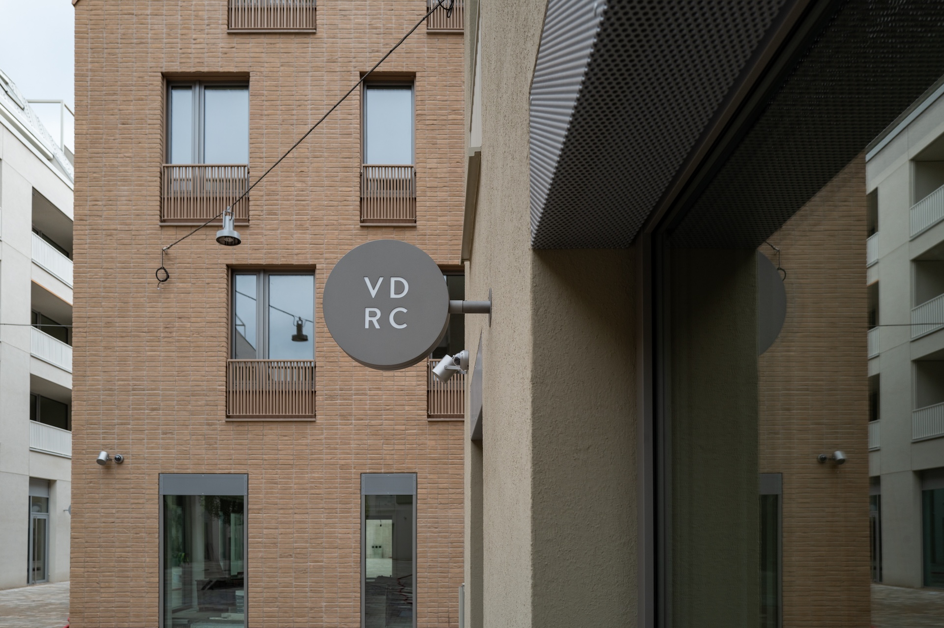 Prvá etapa projektu Vydrica v bratislavskom podhradí – detail retialových prevádzok i fasády