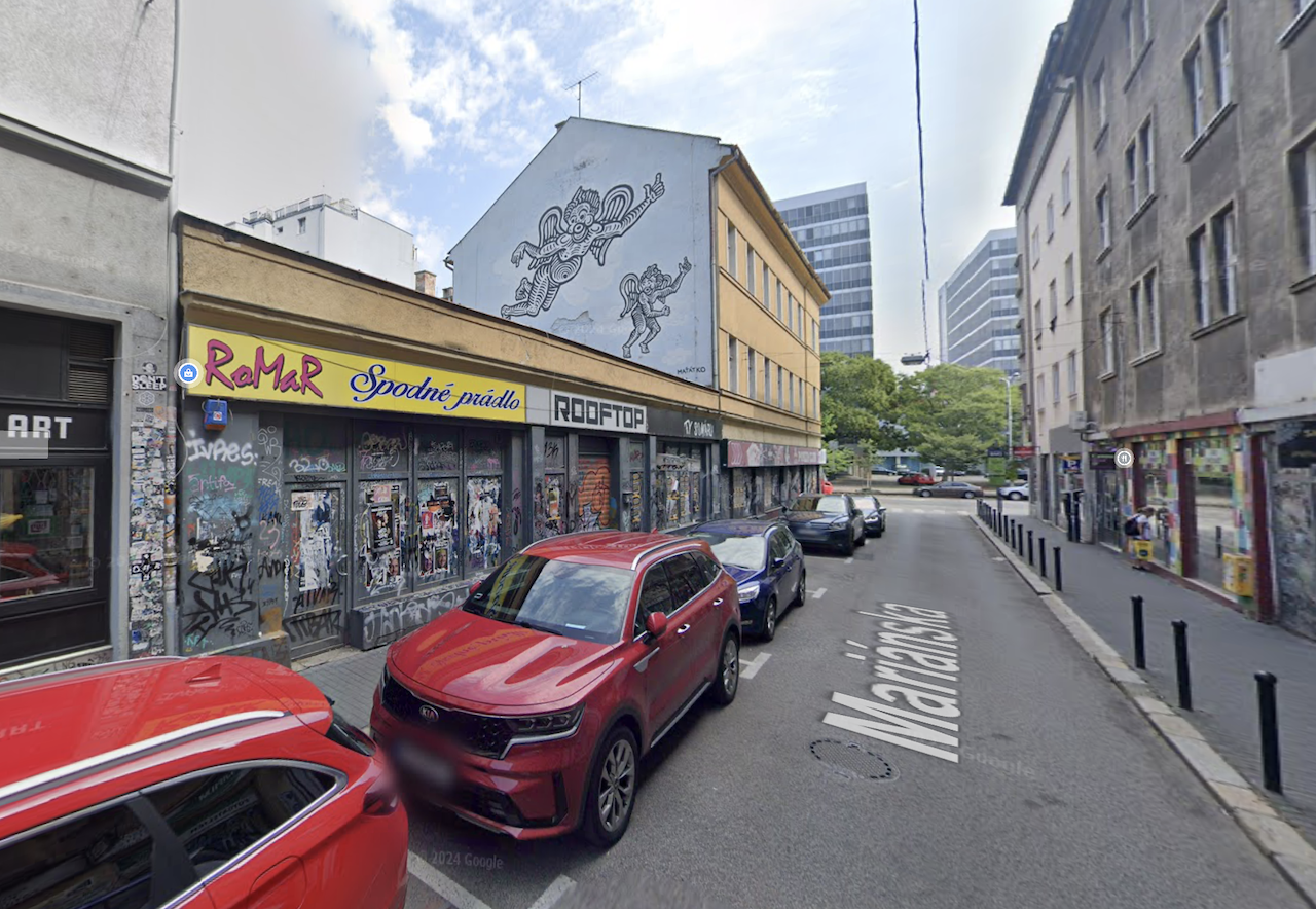 Budova je zo strany Mariánskej ulice (na fotografii), ale aj zo strany Špitálskej ulice výrazne zanedbaná a už niekoľko rokov je posprejovaná grafitmi