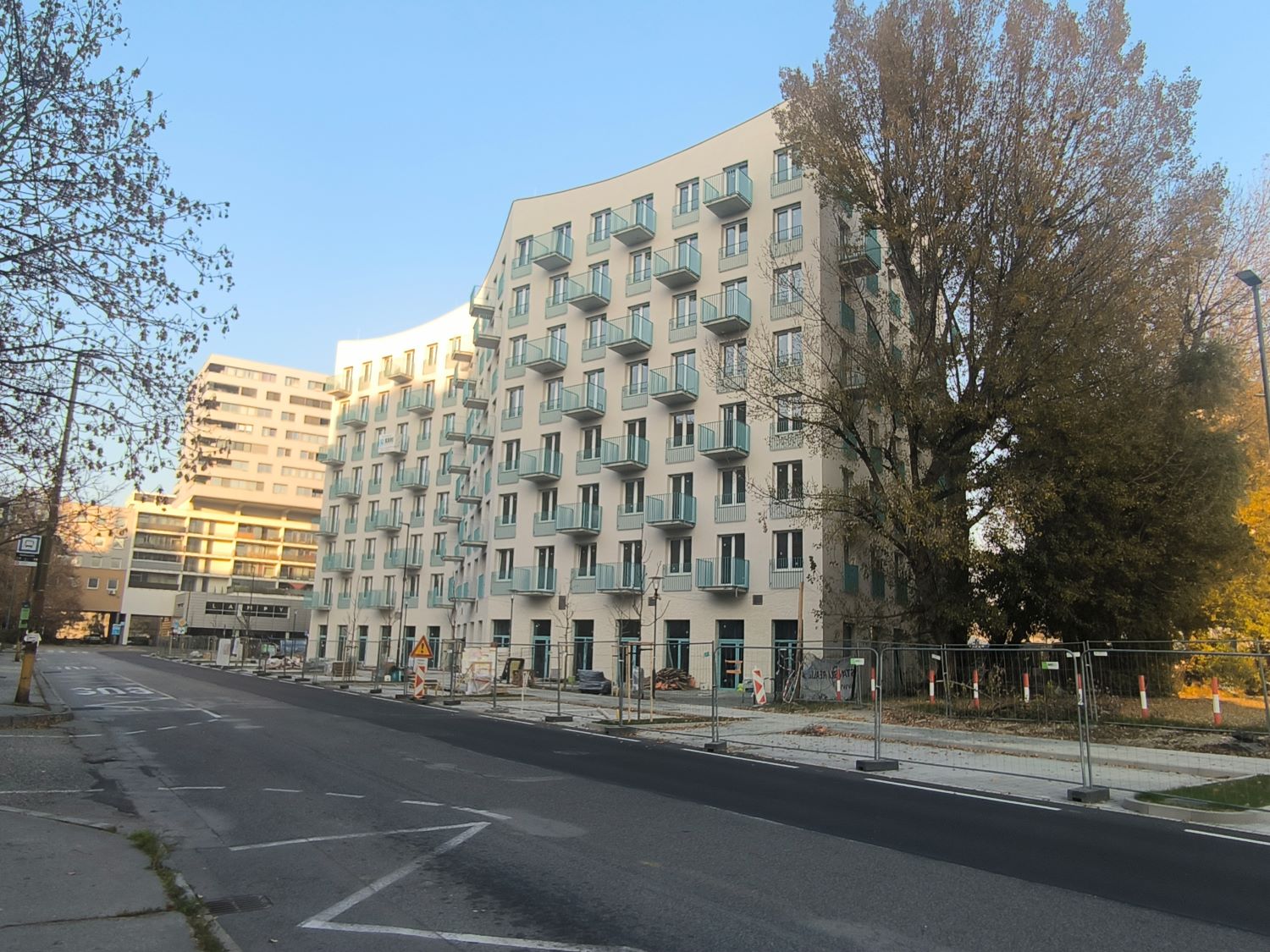 Mestská nájomná bytovka na Muchovom námestí v Bratislave-Petržalke.