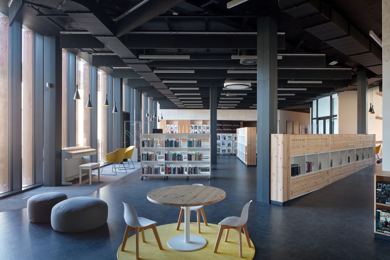 Charakter priestorov knižnice je podčiarknutý aj architektonickým riešením.