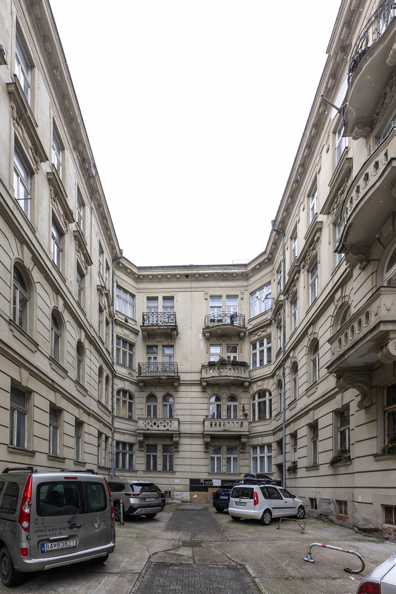 Dom na Štefánikovej 33 v Bratislave (vpravo) – dvor