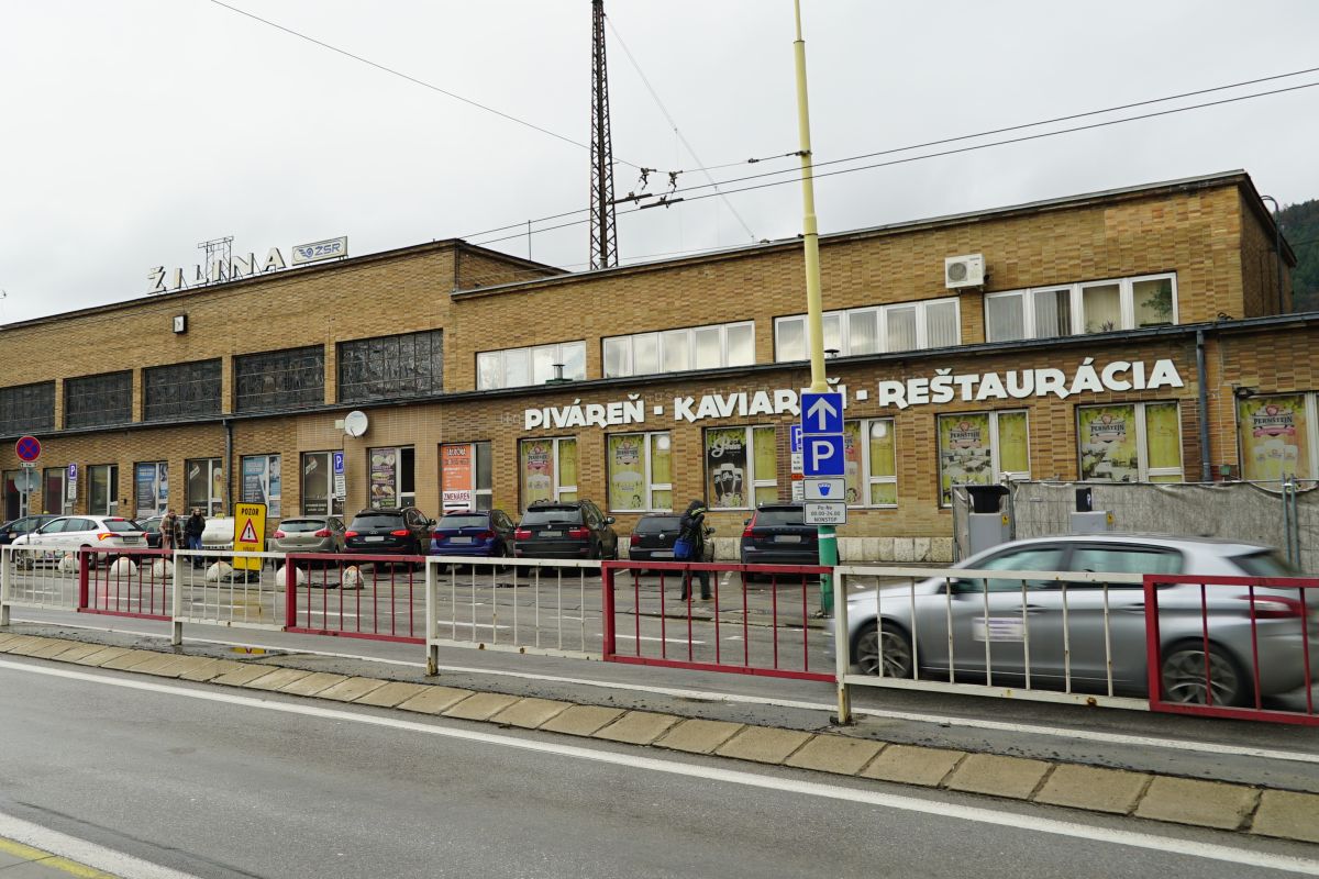Žilinská radnica má záujem o revitalizáciu námestia pred železničnou stanicou. 