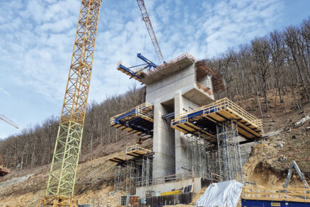 Doka-vozíky letmej betonáže pri výstavbe R2 Kriváň – Mýtna
