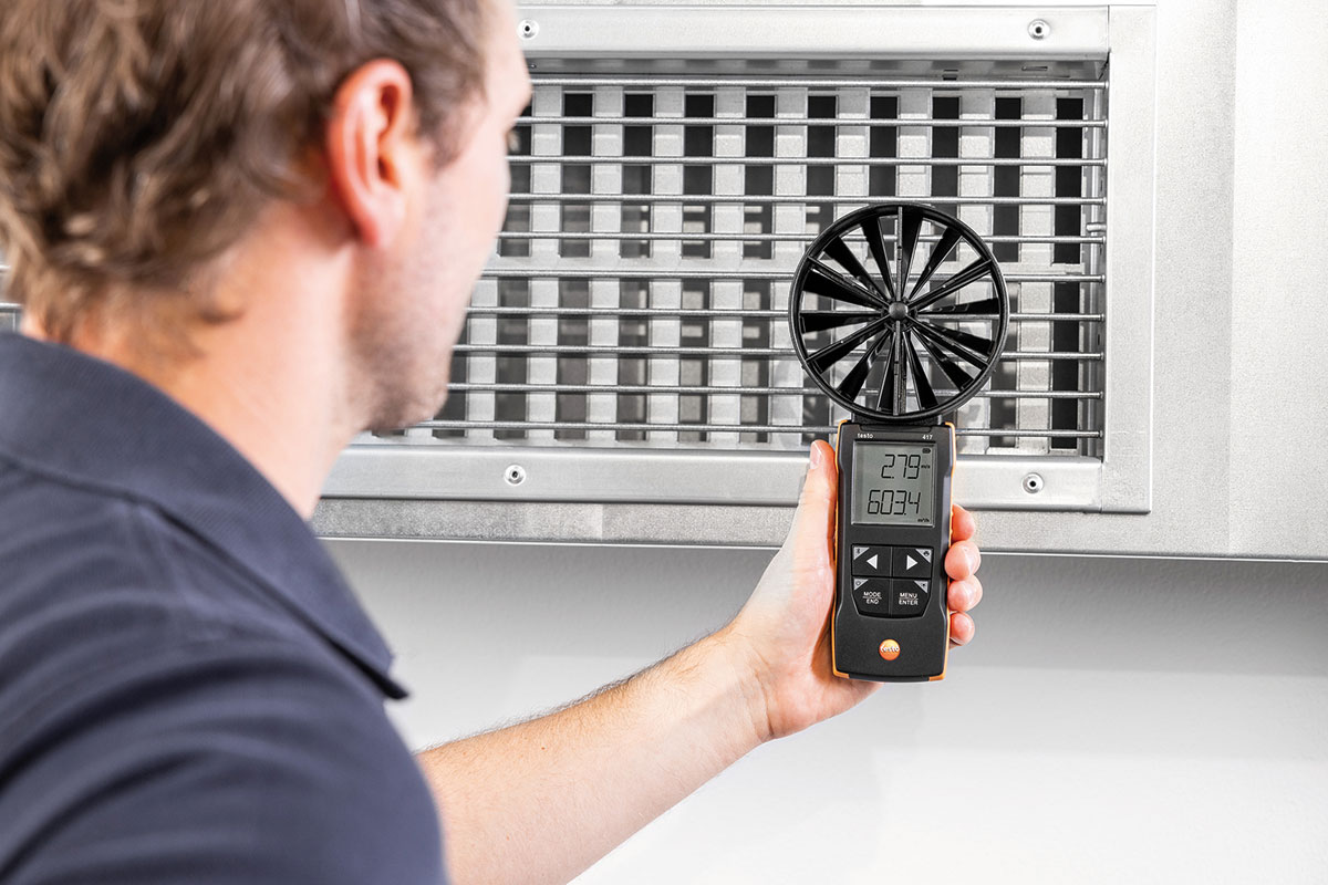 Testo 417 zvláda meranie prúdenia a objemového prietoku vo ventilačných kanáloch, na prívodoch vzduchu a vzduchových výustkách.