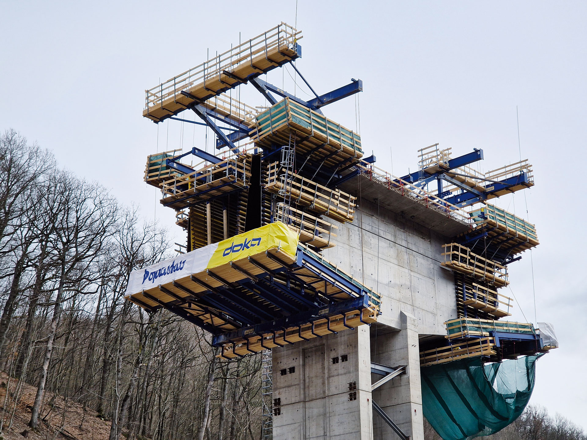 Obr. 4 Prvý betonársky záber lamely s dĺžkou 2,5 m úspešne zrealizovaný pomocou Doka-vozíka pre letmú betonáž a nosníkového debnenia Top 50.