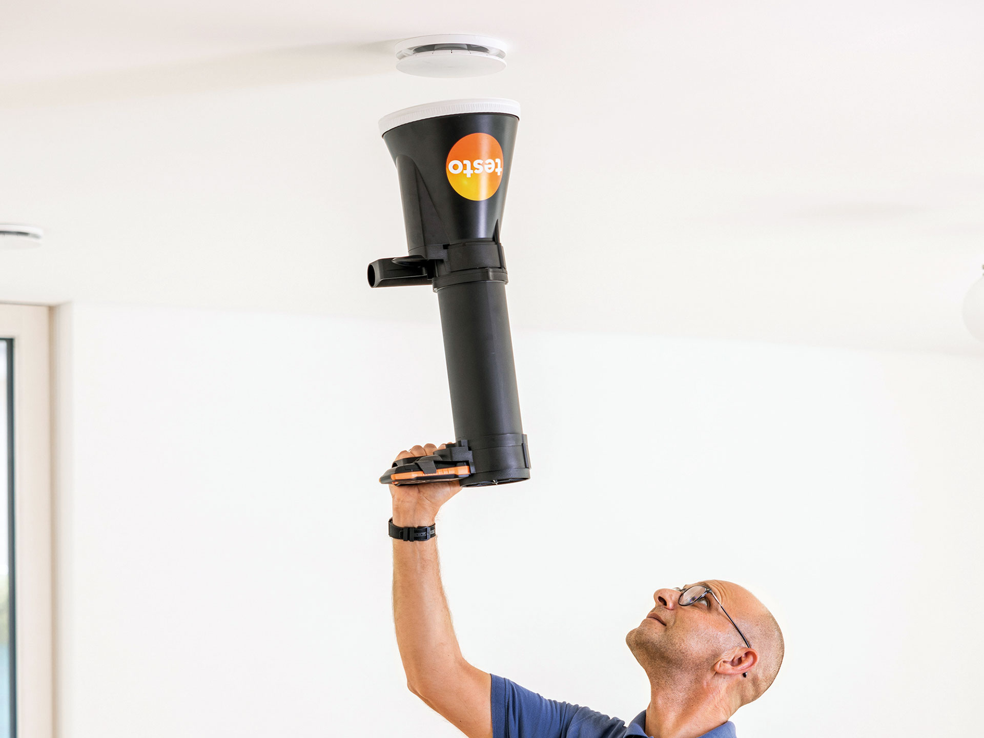 Testo 417 zvláda meranie prúdenia a objemového prietoku vo ventilačných kanáloch, na prívodoch vzduchu a vzduchových výustkách.