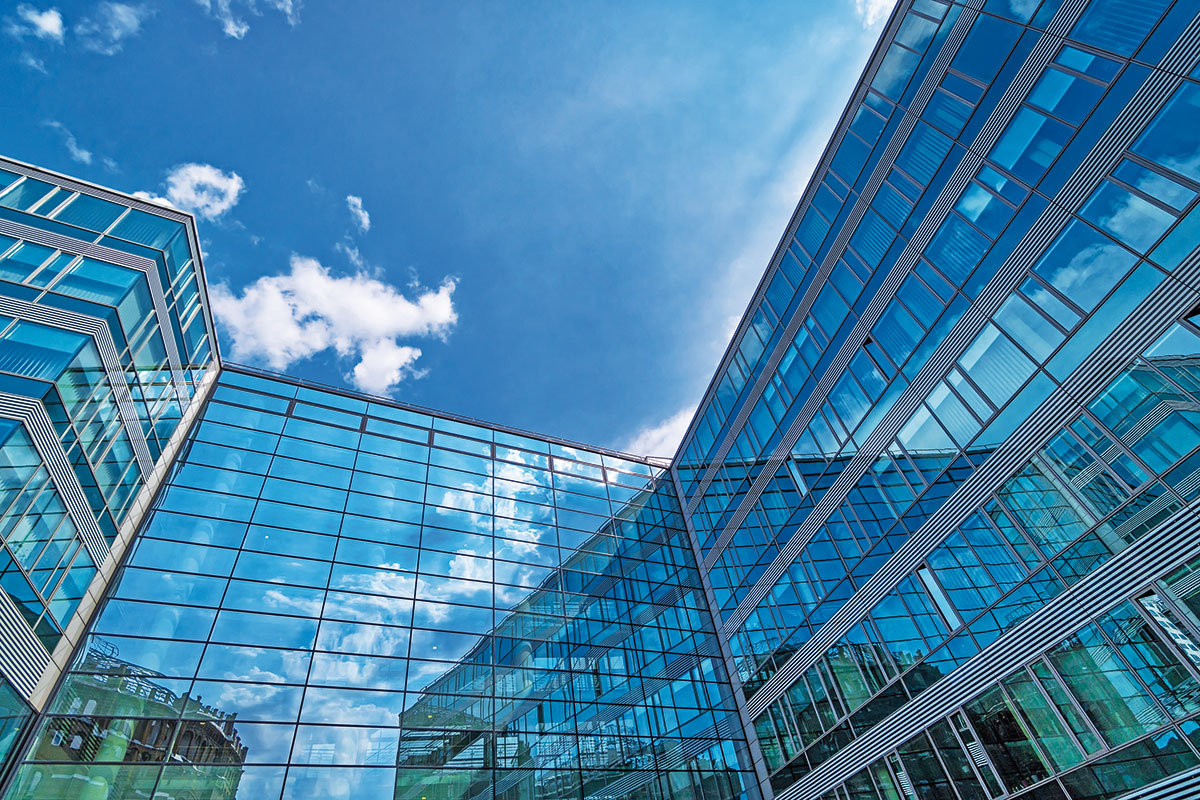 Obr. 3 Solárne tepelné toky dopadajúce v letných mesiacoch na obvodový plášť budov predstavujú významnú zložku nežiaducej tepelnej záťaže. 