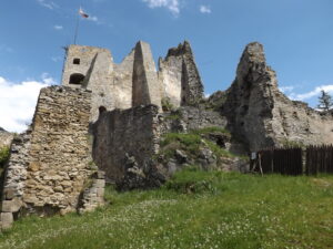 Hrad Likava dostane nový šat. Začala sa obnova severného paláca a hradobného muriva
