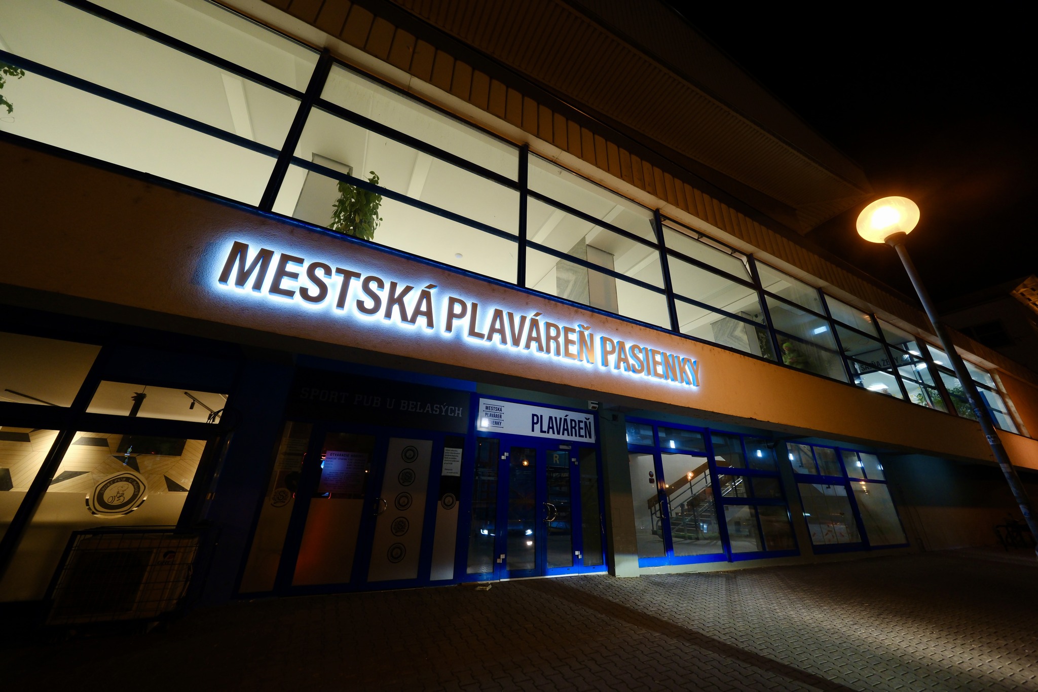 Zrekonštruovaná plaváreň Pasienky v mestskej časti Bratislava - Nové Mesto. Nový nápis na budove