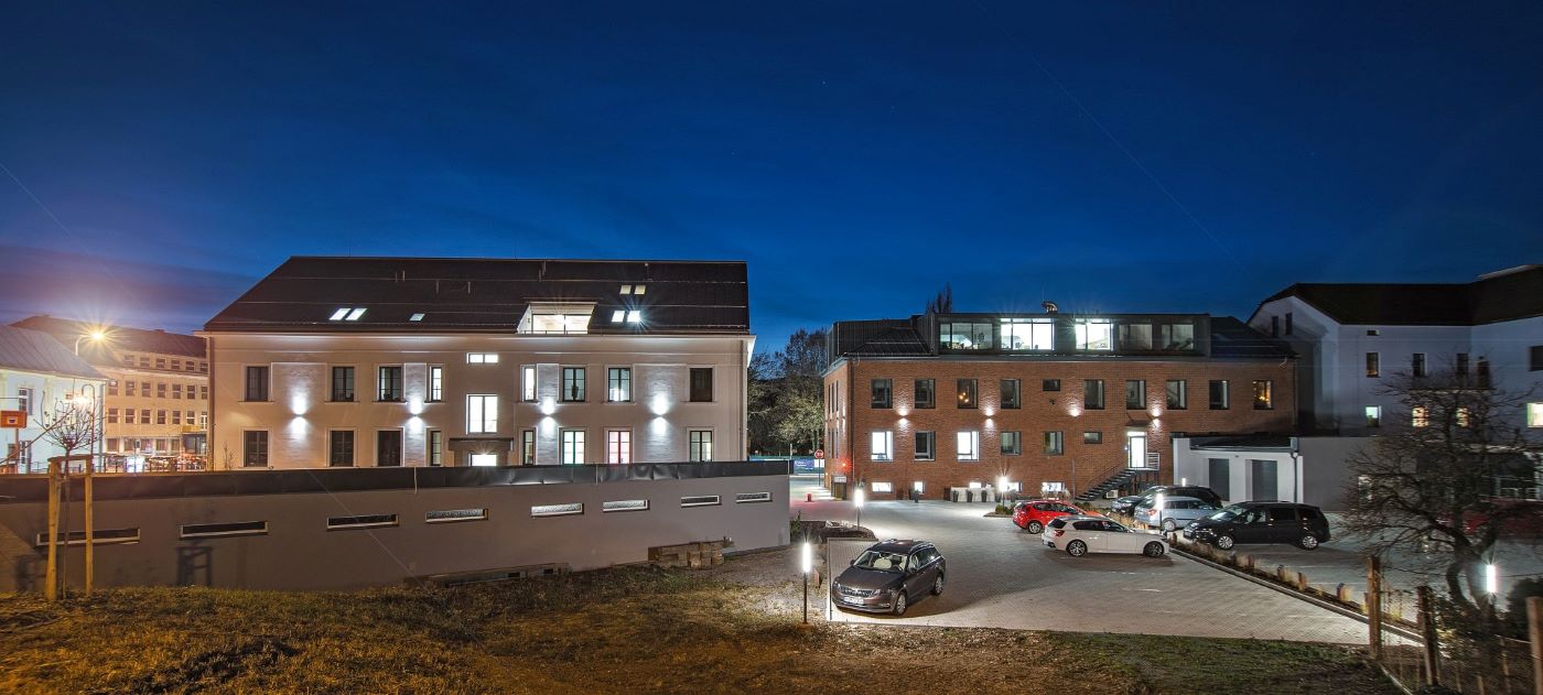 Večerný pohľad na Rezidenciu Bottova a jej okolie v Banskej Bystrici