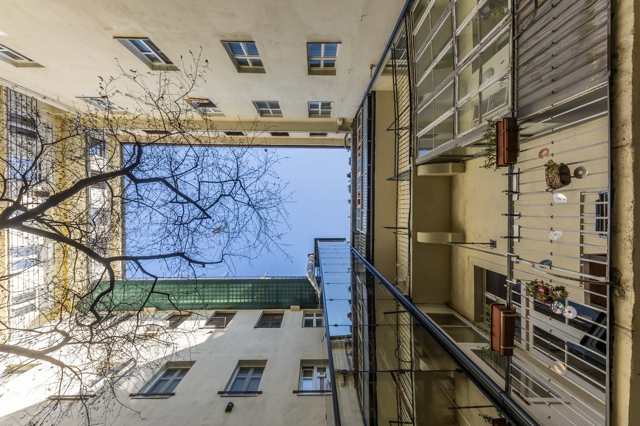Bytový dom na Laurinskej ulici 11 v Bratislave. Dvorová časť domu