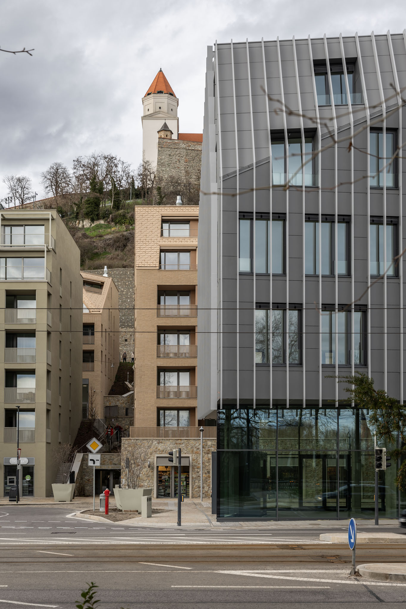 Kancelárska budova VYDRICA Offices. V pozadí sa nachádzajú bytové domy štvre Vydrica