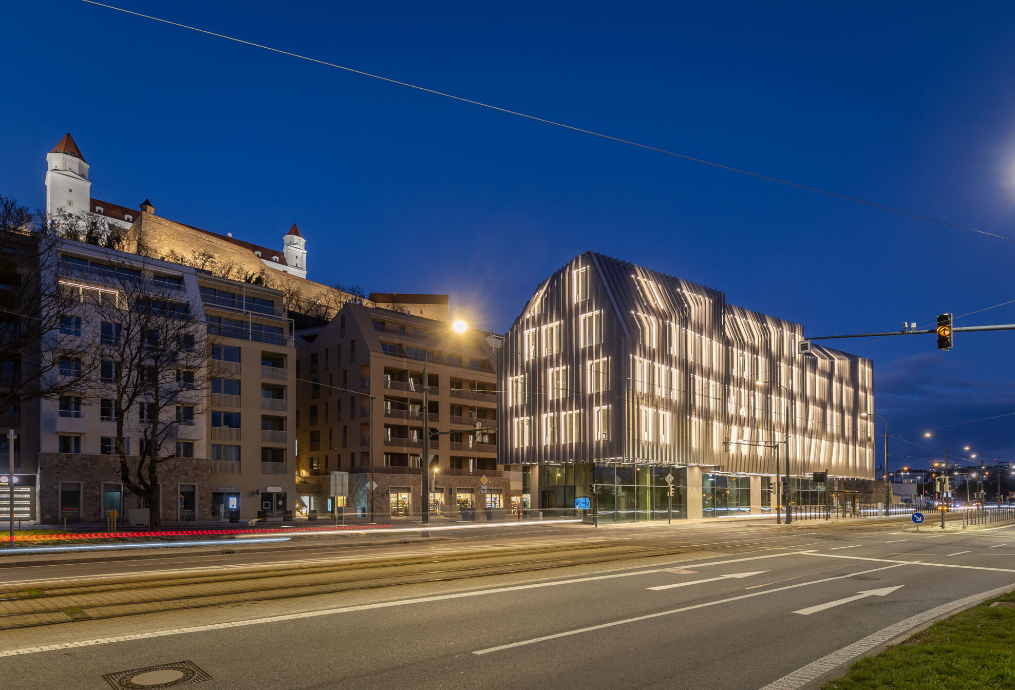 Kancelárska budova VYDRICA Offices. V pozadí sa nachádzajú bytové domy štvre Vydrica