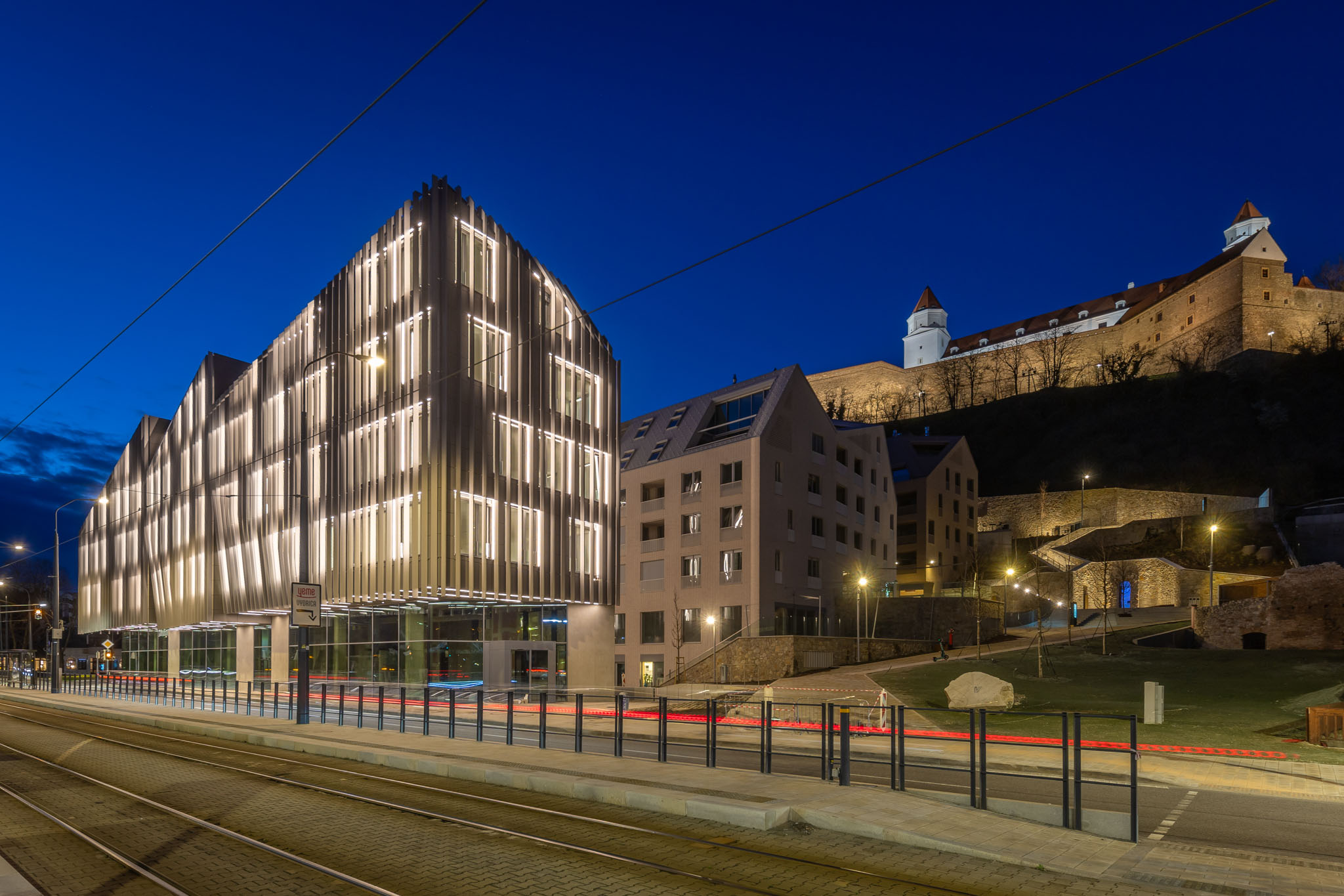 Kancelárska budova VYDRICA Offices. V pozadí sa nachádzajú bytové domy štvre Vydrica