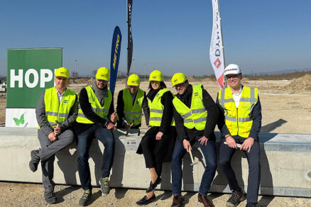 Na foto zľava Péter Vörös  - CEO HOPI SK, Martin Piškanin  - člen predstavenstva HOPI HOLDING, Jiří Mlích – CEO HOPI LOGISTICS, Silvia Pokrývková – Offer Management Director, Romain Vincent – Generálny riaditeľ MCC Slovensko, Vladimír Vikor ml. – generálny riaditeľ DYNAMIK HOLDING