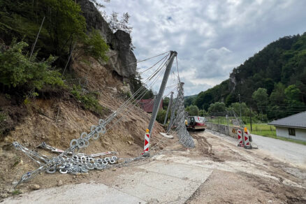 Obr. 2 III/2082 Hričovské Podhradie – pohľad na nestabilné bralo a rozostavanú bariéru