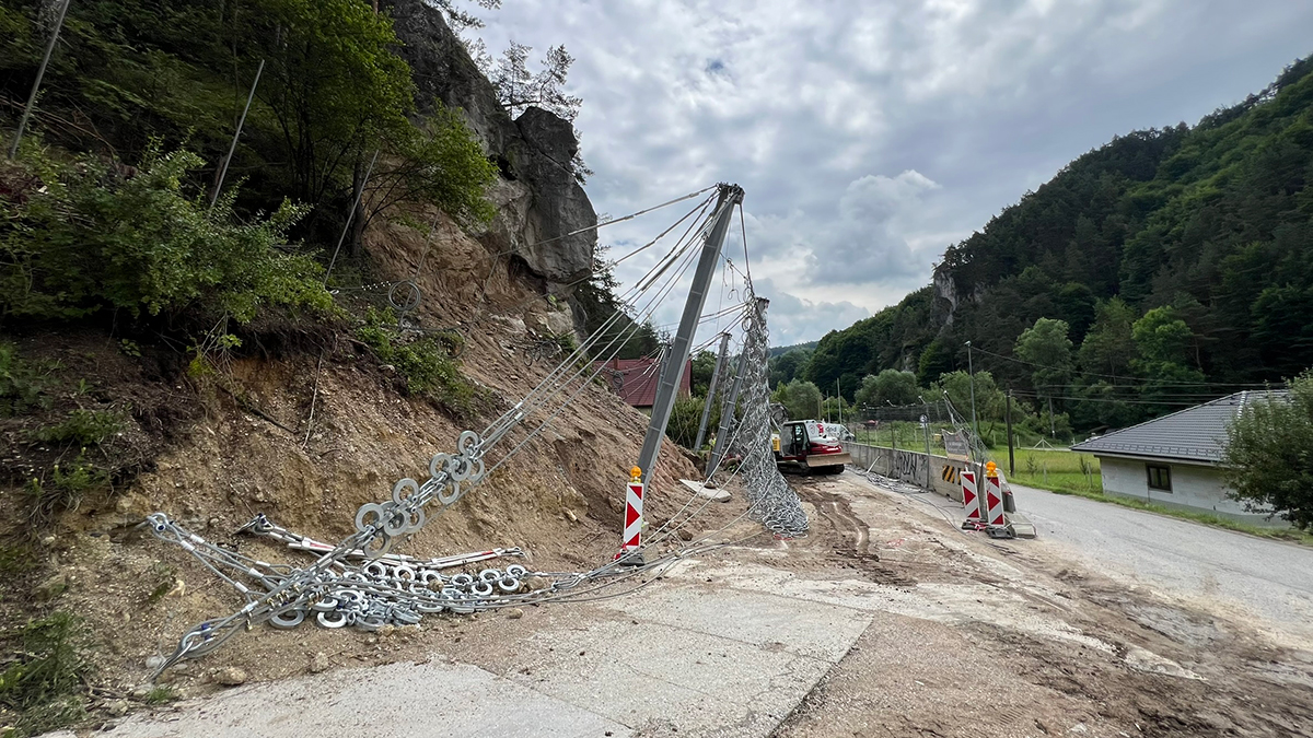 Obr. 2 III/2082 Hričovské Podhradie – pohľad na nestabilné bralo a rozostavanú bariéru 