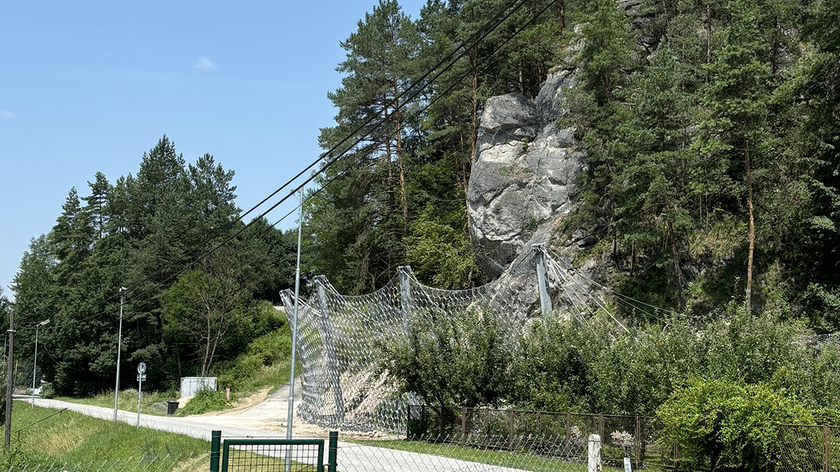 Obr. 3 III/2082 Hričovské Podhradie – dynamická bariéra RB 9000 (9 000 kJ)