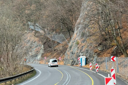 Obr. 7 I/18 Strečno, zóna III – vysokoenergetická dynamická bariéra RB 1000 s výškou 3,5 m; pozdĺž cesty je inštalovaná nízkoenergetická bariéra RB 70 s výškou 2,0 m