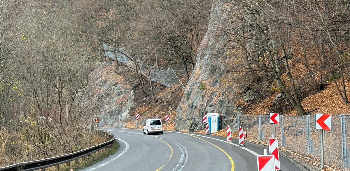 Obr. 7 I/18 Strečno, zóna III – vysokoenergetická dynamická bariéra RB 1000 s výškou 3,5 m; pozdĺž cesty je inštalovaná nízkoenergetická bariéra RB 70 s výškou 2,0 m