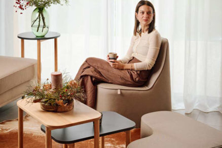 Elegantná chill-out zóna so stoličkami, stolíkmi a taburetkami z kolekcie Lite v príjemnom interiéri.